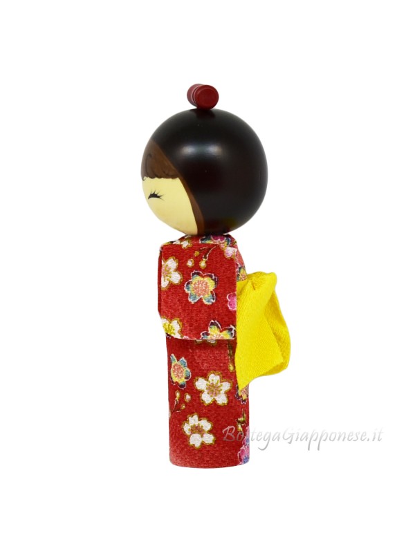 Kokeshi sorriso di ragazza con kimono