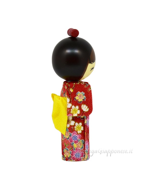 Kokeshi sorriso di ragazza con kimono